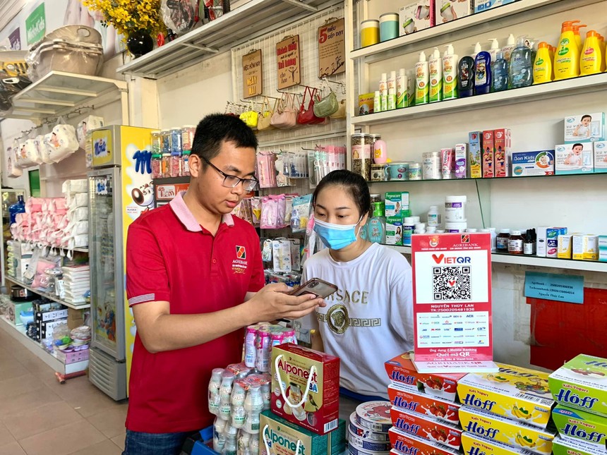 Cán bộ Agribank hướng dẫn khách hàng sử dụng dịch vụ số - nền tảng để thay đổi thói quen thanh toán bằng tiền mặt