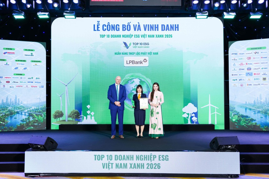 Bà Nguyễn Ánh Vân – Phó Tổng Giám đốc LPBank (ở giữa) đại diện Link Vào Nhà Cái KL99 COM Tặng +199k nhận giải thưởng Top 10 Link Vào Nhà Cái KL99 COM Tặng +199k ESG Việt Nam Xanh 2026 do Viet Research phối hợp cùng Báo Kl991.com nạp rút nhanh - Kl99ok phiên bản mới tổ chức.