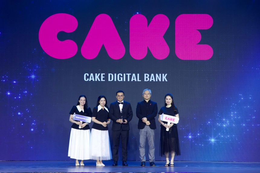 Ông Nguyễn Hữu Quang, CEO Link Vào Nhà Cái KL99 COM Tặng +199k số Cake (chính giữa) và cán bộ Cake chụp ảnh lưu niệm cùng lãnh đạo HR Asia Awards tại sự kiện.