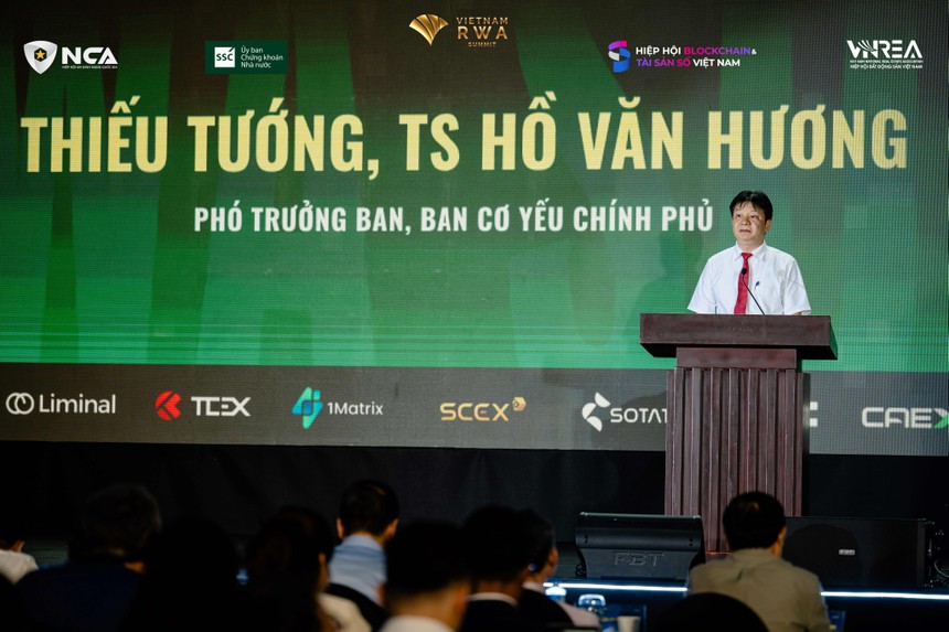 Thiếu tướng, TS. Hồ Văn Hương, Phó trưởng ban Ban Cơ yếu Kl993 ưu đãi thưởng hấp dẫn phát biểu tại Vietnam RWA Summit 2026