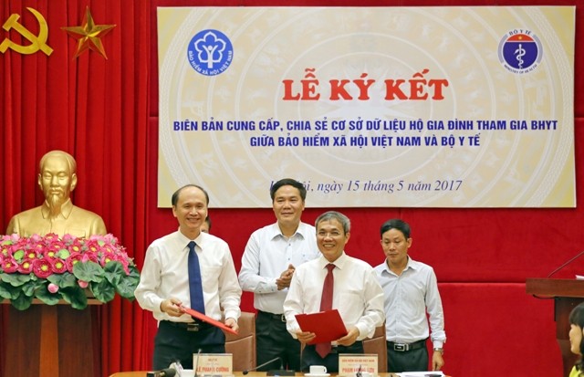 Phó tổng giám đốc Kl99kl phiên bản hoạt động Trang Chủ KL99Com Số 1 Link Đăng Ký KL999 Việt Nam 
 Phạm Lương Sơn và Thứ trưởng Bộ Y tế Lê Quang Cường ký và bàn giao biên bản 
