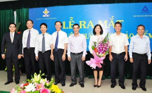 Thứ trưởng Bộ Kl991.com nạp rút nhanh Trần Xuân Hà tặng hoa và chụp ảnh lưu niệm cùng các thành viên Hội đồng quản lý Quỹ Bảo vệ người được Kl99kl phiên bản hoạt động 
