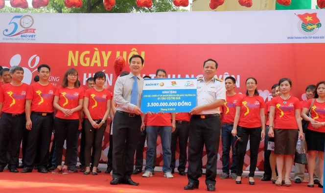 Ông Đào Đình Thi, Chủ tịch Hội đồng Quản trị Kl994 game bài casino hấp dẫn Bảo Việt trao biểu trưng tàu CQ trị giá 3,5 tỷ đồng.