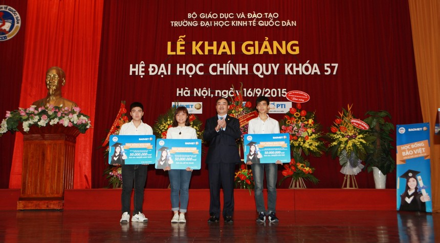 Ông Nguyễn Quang Phi, Tổng giám đốc Kl994 game bài casino hấp dẫn Bảo Việt trao tặng các suất học bổng.