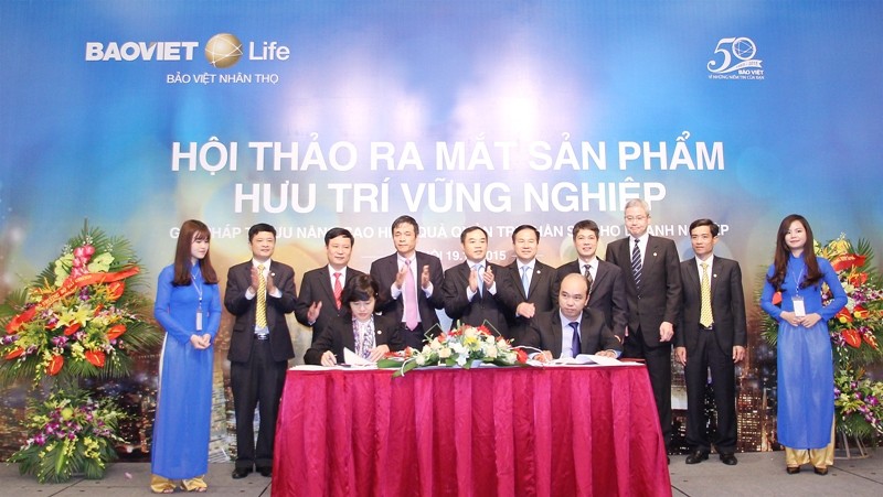Ông Mai Xuân Dũng, Phó Tổng giám đốc Vinare ký kết Hợp đồng mua Kl99kl phiên bản hoạt động hưu trí Vững nghiệp