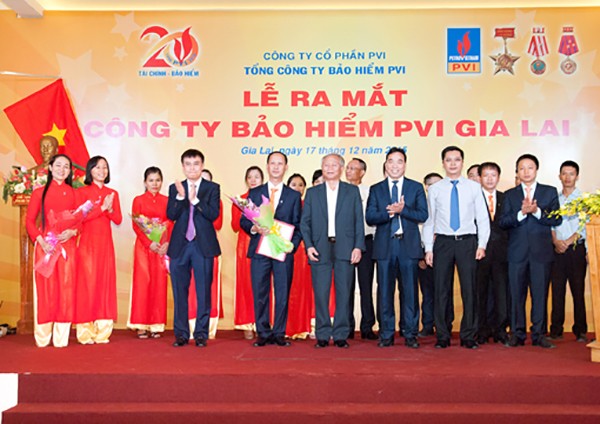 Ông Vũ Đức Thuấn- lãnh đạo Kl99kl phiên bản hoạt động PVI Gia Lai nhận quyết định thành lập Công ty