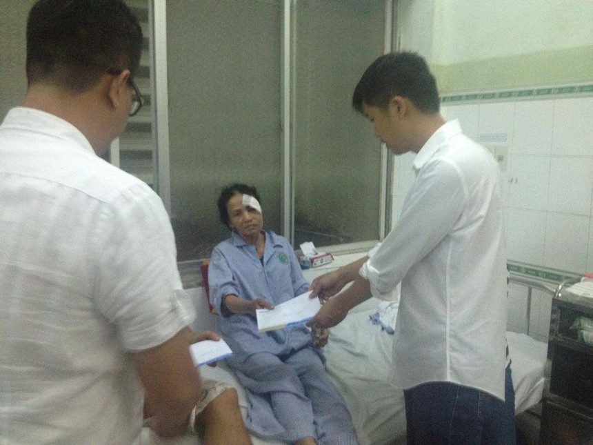 Cán bộ Công ty Kl99kl phiên bản hoạt động Bảo Việt thăm hỏi hành khách bị thương trong vụ tai nạn
