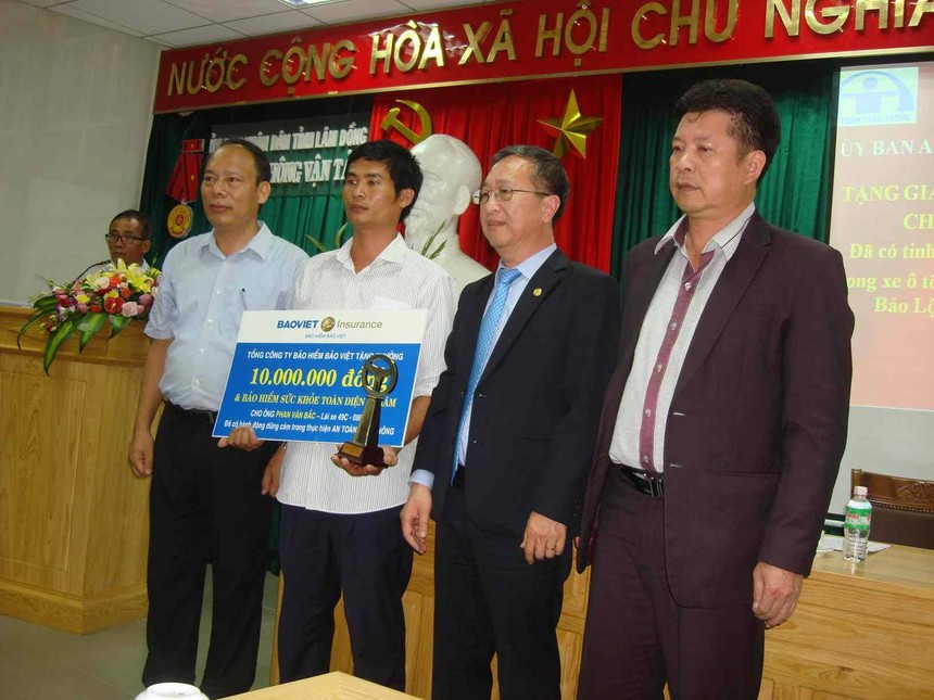 Tổng Công ty Kl99kl phiên bản hoạt động Bảo Việt tặng thưởng 10 triệu đồng tiền mặt và Gói Kl99kl phiên bản hoạt động Sức khỏe toàn diện cho cá nhân lái xe Phan Văn Bắc