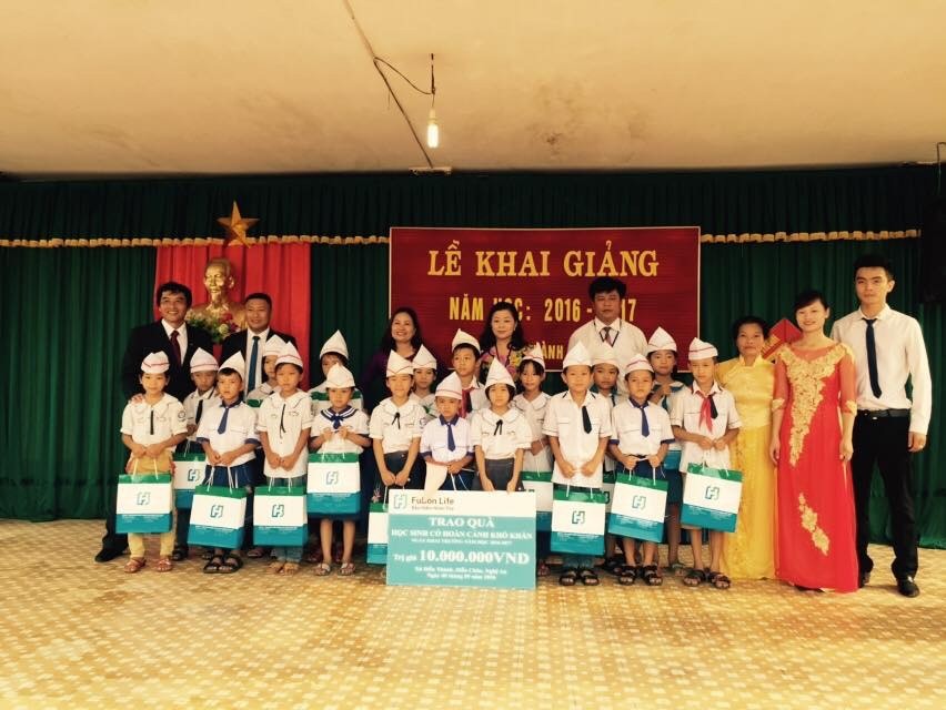 Ông Anton Chang, Tổng giám đốc Fubon Life Việt Nam trao quà cho học sinh có  hoàn cảnh gia đình khó khăn tại 

trường Tiêu học xã Diễn Thành huỵện Diễn Châu, Nghệ An

 
