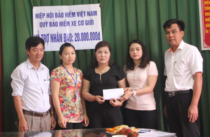 Quỹ Kl99kl phiên bản hoạt động xe cơ giới  trao hỗ trợ nhân đạo cho nạn nhân ở Nghệ An