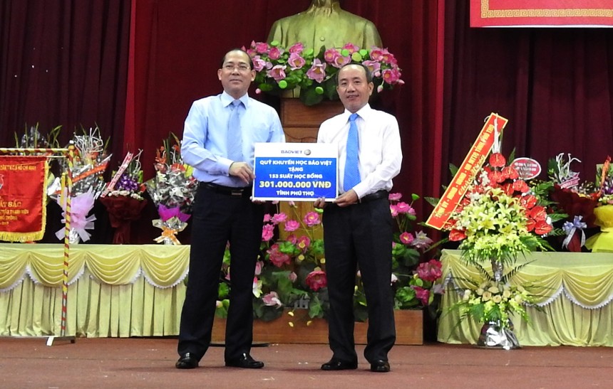 Lãnh đạo Bảo Việt trao học bổng Quỹ Khuyến học Bảo Việt tại tỉnh Phú Thọ 
