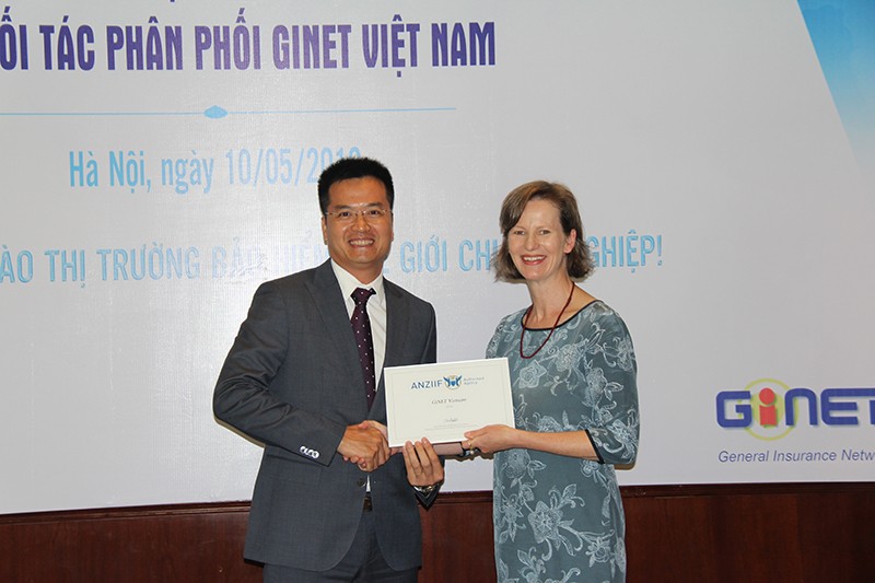 Ông Ngô Thanh Nam (trái), tân Chủ tịch Hội đồng quản trị Công ty cổ phần Môi giới Kl99kl phiên bản hoạt động GINET Việt Nam