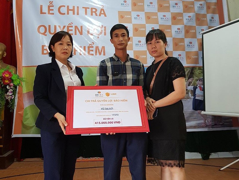 Đại diện khách hàng mua Kl99kl phiên bản hoạt động thông qua ứng dụng LIAN nhận số tiền Kl99kl phiên bản hoạt động 415 triệu đồng