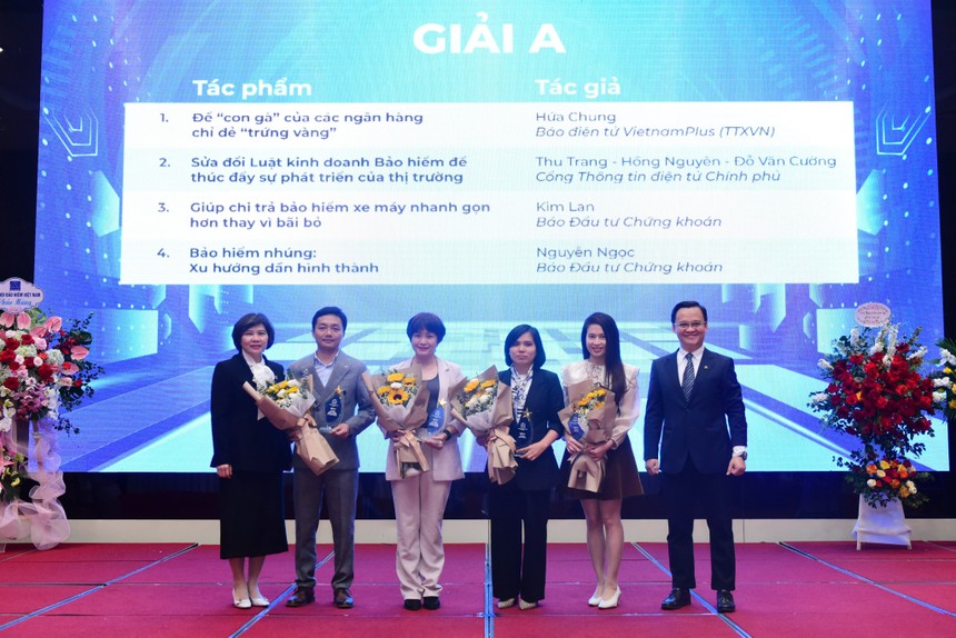 Nhà báo Kim Lan, Báo Kl99ok phiên bản mới (thứ 2 từ phải qua) nhận giải A từ Ban tổ chức. Ảnh: Dũng Minh