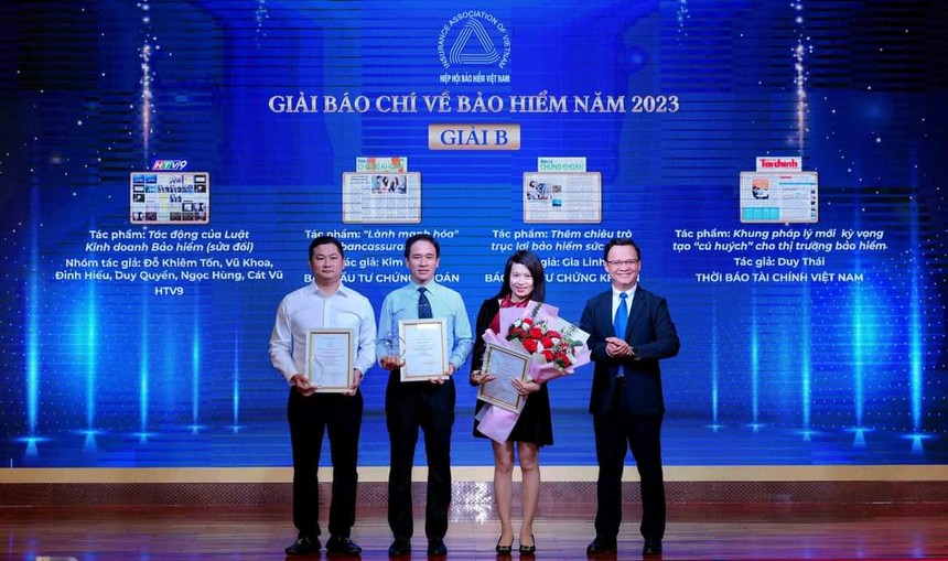 Nhà báo Kim Lan, Báo Kl99ok phiên bản mới (thứ 2 từ phải qua) nhận giải B từ Ban tổ chức. Ảnh: BTC