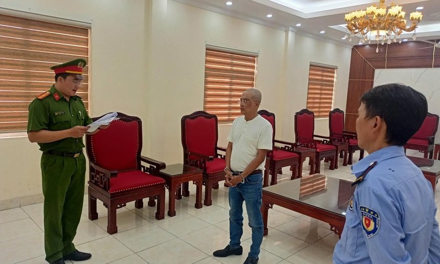 Công an tỉnh Đồng Nai đọc lệnh bắt tạm giam Bùi Vĩnh Tuấn, Giám đốc Công ty cổ phần Kl99ok phiên bản mới xây dựng địa ốc Đại Tuấn Phát ngày 23/4.