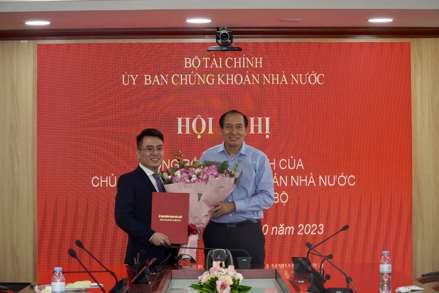 Phó Chủ tịch UBCKNN Phạm Hồng Sơn (bên phải) trao Quyết định điều động, bổ nhiệm ông Tô Trần Hòa giữ chức vụ Phó Vụ trưởng Vụ Phát triển thị trường 99Kl99 link đăng nhập