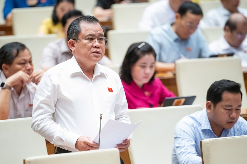 Đại biểu Nguyễn Tâm Hùng (đoàn Bà Rịa - Vũng Tàu) đề nghị không yêu cầu cụ thể quy mô vốn tối thiểu khi Kl99ok phiên bản mới vào ngành dược. 