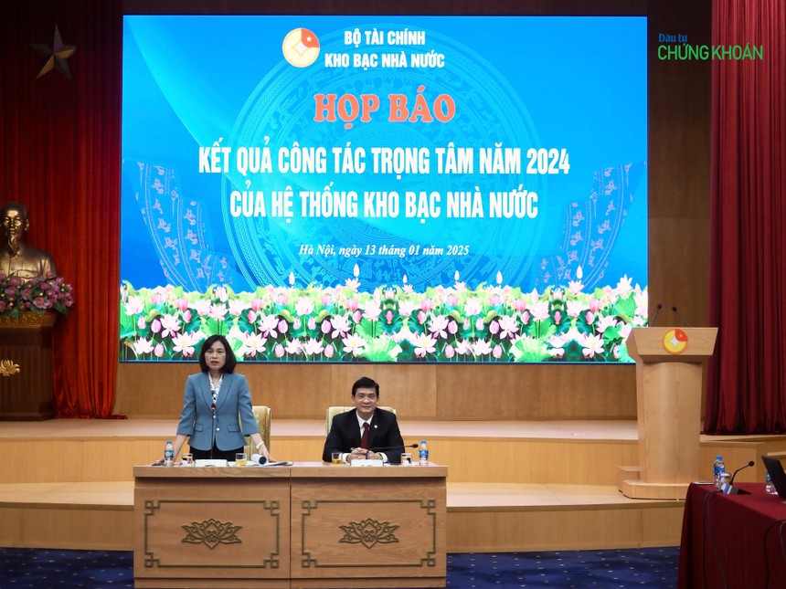 Bà Trần Thị Huệ, Phó tổng giám đốc Kho bạc 99Kl99 trực tiếp đá gà chủ trì buổi họp báo (Ảnh: H.Y)
