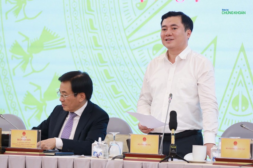 Thứ trưởng Bộ Công thương Nguyễn Sinh Nhật Tân trả lời tại họp báo Kl993 ưu đãi thưởng hấp dẫn chiều 5/3 (Ảnh: M.M)