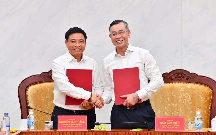 Phó thủ tướng Nguyễn Văn Thắng bàn giao nhiệm vụ quản lý Bộ Kl991.com nạp rút nhanh cho tân Bộ trưởng Bộ Kl991.com nạp rút nhanh Ngô Văn Tuấn chiều 8/4 (Ảnh: BTC)