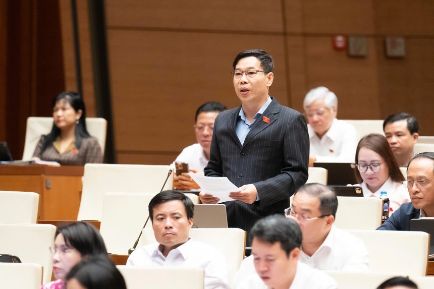 Đại biểu Quốc hội Đỗ Đức Hồng Hà (đoàn TP Hà Nội) phát biểu ở hội trường sáng 22/4.