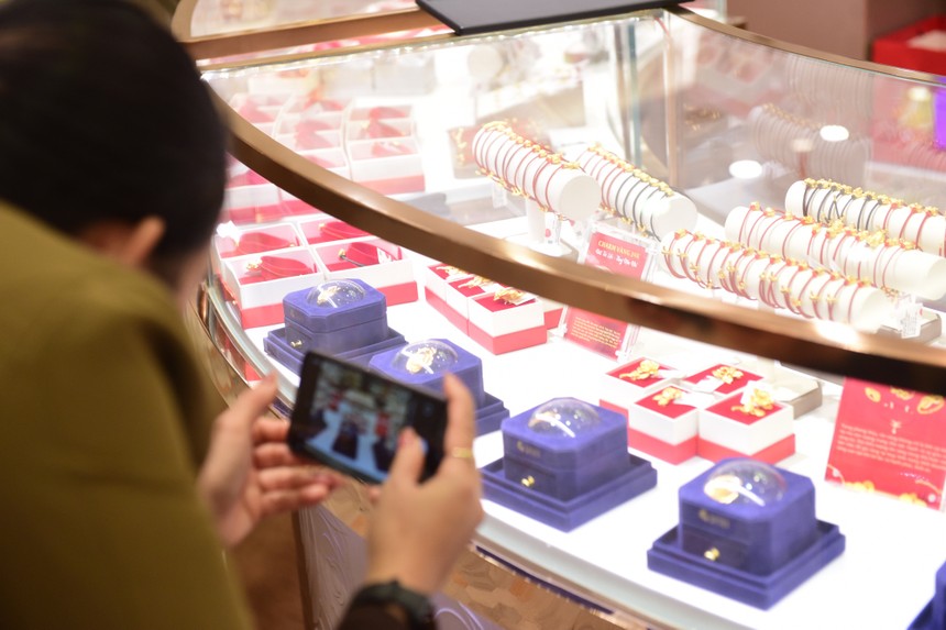 Giá vàng hôm nay ngày 18/3: Kim loại quý đối mặt áp lực bán ra trong ngắn hạn