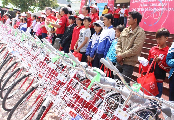 AIA Việt Nam tiếp tục Chương trình ” Hành trình Kl993 Đăng nhập Giải trí” tại Đắk Lắk