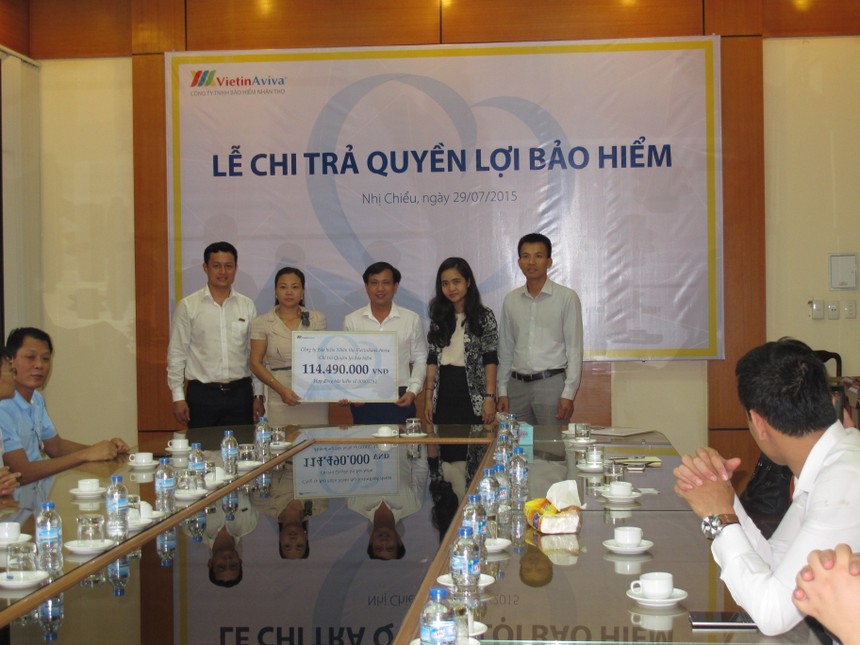 Gia đình anh Nguyễn Văn Lâm nhận quyền lợi do công ty Kl99kl phiên bản hoạt động Nhân thọ VietinAviva trao