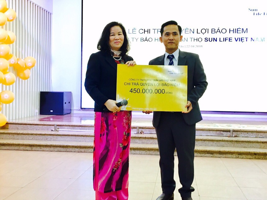 Sun Life Việt Nam chi trả hơn 450 triệu đồng quyền lợi Kl99kl phiên bản hoạt động bệnh hiểm nghèo cho khách hàng 