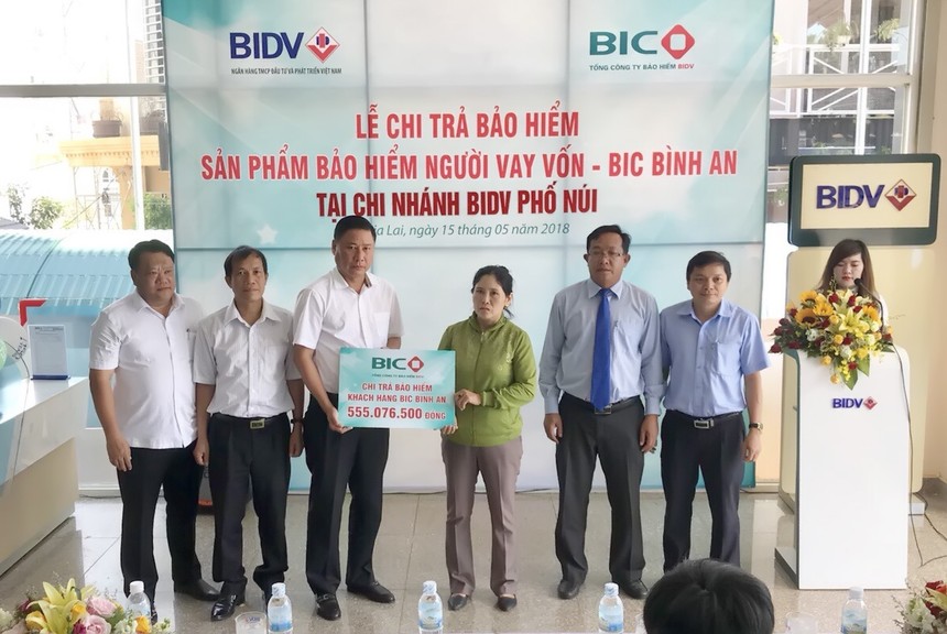 BIC trao hơn 555 triệu đồng tiền Kl99kl phiên bản hoạt động người vay vốn cho khách hàng tại Gia Lai