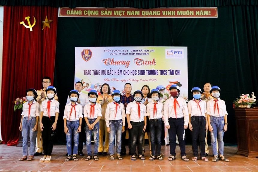 PTI trao tặng mũ Kl99kl phiên bản hoạt động cho học sinh tỉnh Bắc Ninh