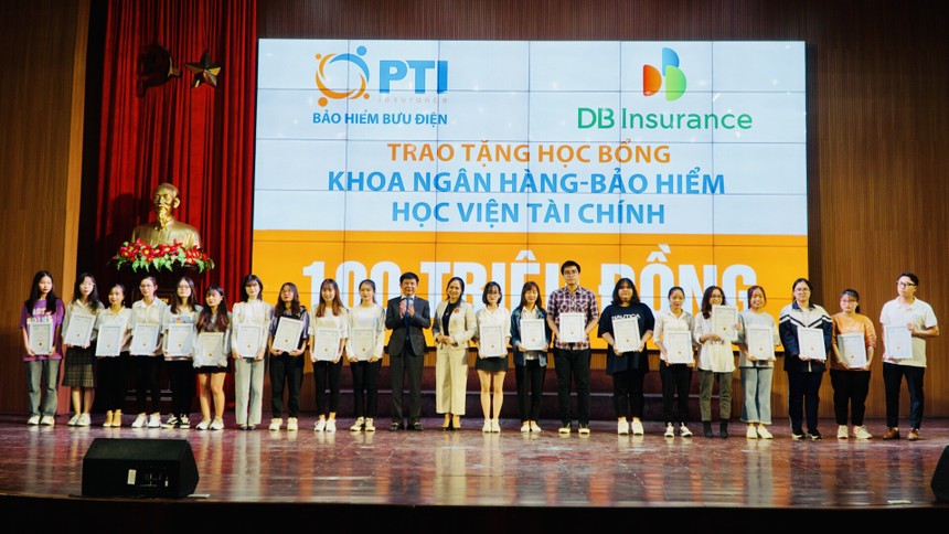 PTI trao tặng 100 triệu học bổng cho sinh viên Học viện Kl991.com nạp rút nhanh