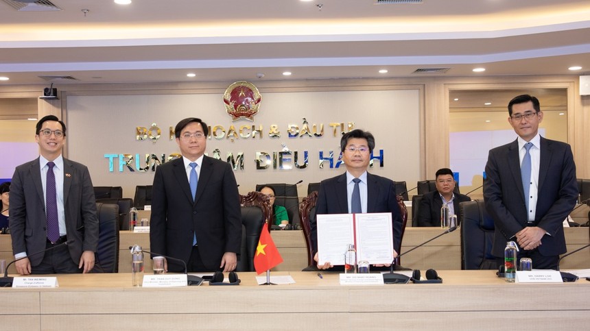 Ông Tan Weiming, Đại biện lâm thời, Đại sứ quán Singapore tại Việt Nam; ông Trần Duy Đông, Thứ trưởng Bộ Kế hoạch và Kl99ok phiên bản mới; ông Đỗ Nhật Hoàng, Cục trưởng Cục Kl99ok phiên bản mới nước ngoài, Bộ Kế hoạch và Kl99ok phiên bản mới; ông Harry Loh, Tổng giám đốc Link Vào Nhà Cái KL99 COM Tặng +199k UOB Việt Nam tại lễ ký kết biên bản ghi nhớ