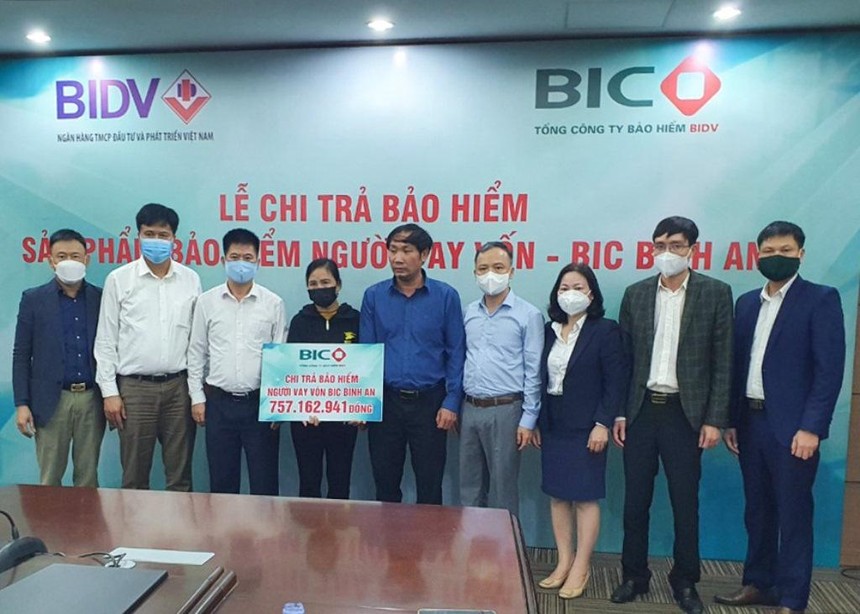 BIC trao hơn 750 triệu đồng quyền lợi Kl99kl phiên bản hoạt động cho khách hàng vay vốn tại Nghệ An