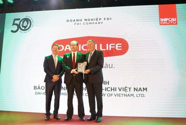 Ông Seigo Fujimaru - Phó tổng giám đốc Điều hành Dai-ichi Life Việt Nam, nhận giải thưởng “Top 50 Kl991.com World Cup 2026 Chính Thức Phát triển Bền vững 2022” 