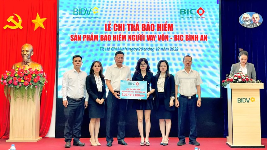 BIC chi trả hơn 2,2 tỷ đồng quyền lợi Kl99kl phiên bản hoạt động cho khách hàng vay vốn tại BIDV Tây Sài Gòn