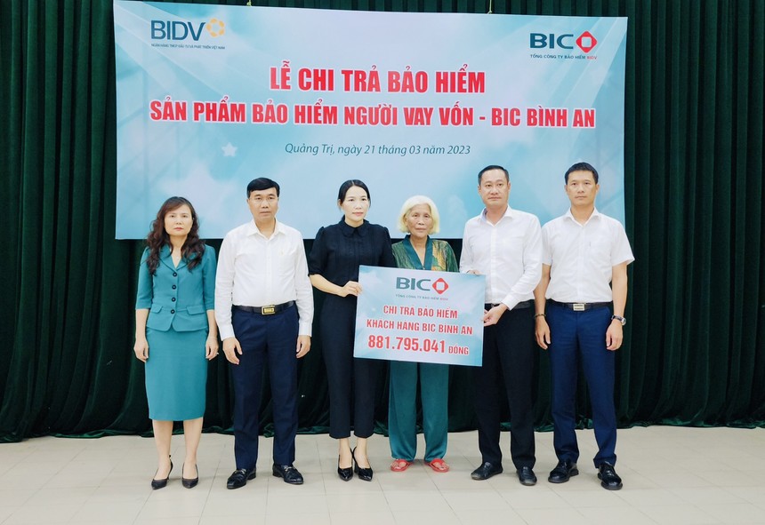 BIC trao gần 900 triệu đồng quyền lợi Kl99kl phiên bản hoạt động cho khách hàng vay vốn tại Quảng Trị