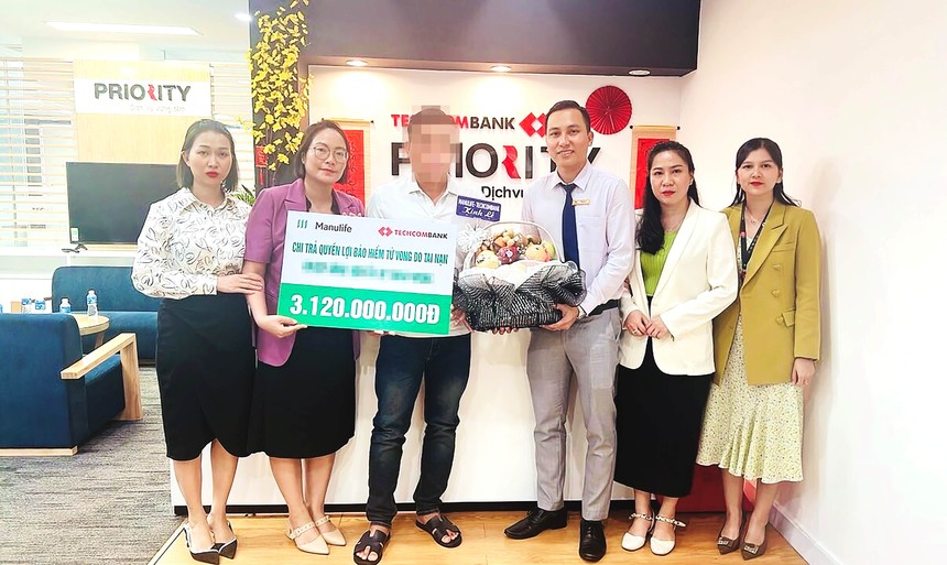 Đại diện gia đình của khách hàng nhận số tiền chi trả quyền lợi Kl99kl phiên bản hoạt động từ Manulife Việt Nam và Techcombank