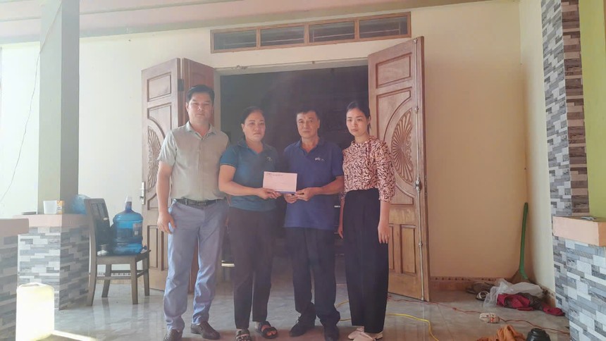 Đại diện Kl99kl phiên bản hoạt động PTI trao tiền tạm ứng bồi thường cho khách hàng