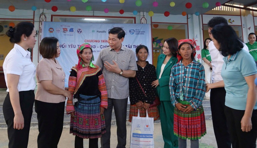 Người dân xã Trung Minh (huyện Yên Sơn, tỉnh Tuyên Quang) được đoàn công tác trao quà, hỗ trợ Kl993 Đăng nhập Giải trí hậu thiên tai 
