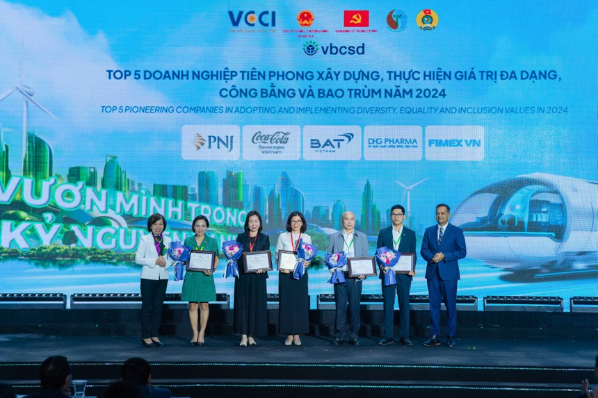 Bà Milly Cheng, Tổng giám đốc Công ty Coca-Cola Việt Nam, đại diện công ty nhận giải Top 2 Kl991.com World Cup 2026 Chính Thức phát triển bền vững và giải thưởng “Kl991.com World Cup 2026 Chính Thức tiên phong xây dựng, thực hiện tính công bằng, bình đẳng, bao trùm