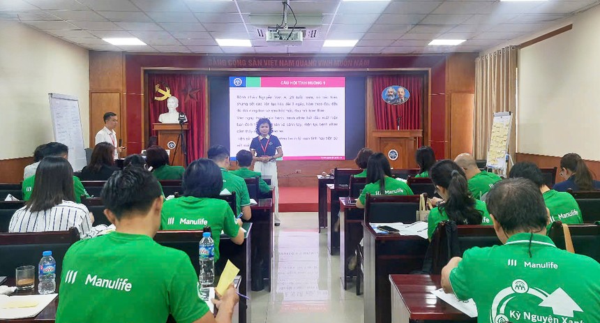 PGS.TS. Lê Thị Thanh Xuân tham gia giảng dạy tại buổi đào tạo. Ảnh Hiền Hà