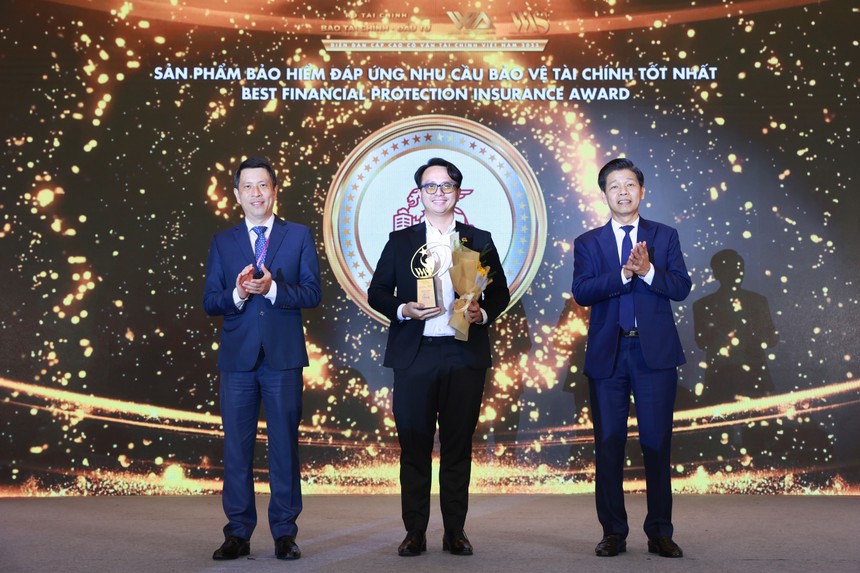 Đại diện của Generali Việt Nam tại Lễ vinh danh Diễn đàn Cấp cao Cố vấn Kl991.com nạp rút nhanh Việt Nam 2025