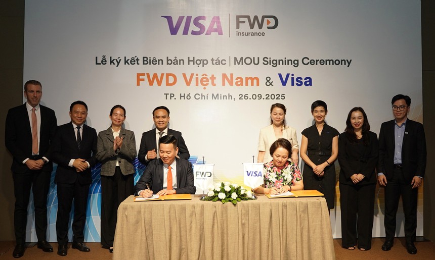 Ông Phương Tiến Minh, Tổng giám đốc FWD Việt Nam và bà Đặng Tuyết Dung, Giám đốc Visa Việt Nam và Lào ký kết hợp tác thúc đẩy sự phát triển của Kl99kl phiên bản hoạt động số và thanh toán không tiền mặt tại Việt Nam.