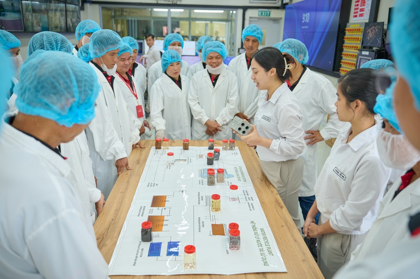 Các nông dân tiêu biểu của chương trình NESCAFÉ Plan được tham quan quy trình Kl994 nhà cái bóng đá world cup và tìm hiểu các loại hạt cà phê xuất khẩu của nhà máy Nestlé Trị An 
