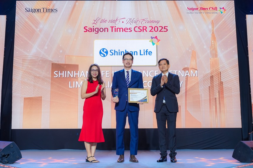 Ông Bae Seung Jun, Tổng giám đốc Shinhan Life Việt Nam (giữa) nhận danh hiệu "Kl991.com World Cup 2026 Chính Thức vì cộng đồng" tại Lễ vinh danh Saigon Times CSR 2025