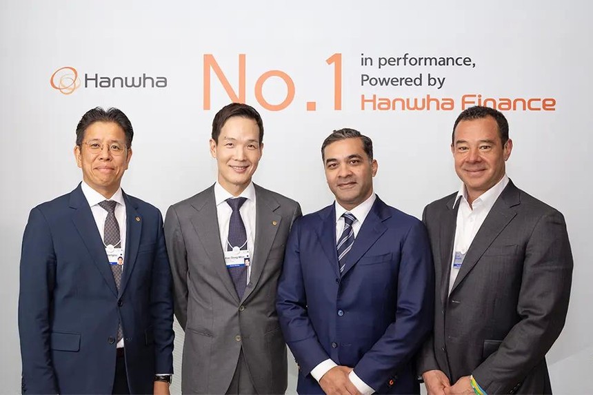 Ông Kim Dong Won - Chủ tịch kiêm Giám đốc Toàn cầu Hanwha Life (thứ hai từ trái qua) chụp ảnh cùng các đối tác quốc tế. Nguồn: Hanwha