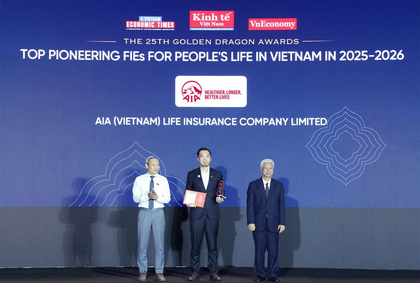 Ông Nguyễn Quang Duy, PTGĐ Marketing và Phát triển Kl992 VIP Trang Chủ 2026 Kênh Đối tác đại diện AIA Việt Nam nhận Giải thưởng Rồng Vàng 2026 từ Ban tổ chức