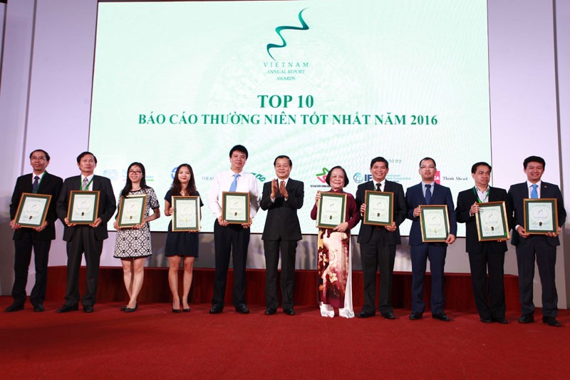 Ông Trần Đắc Sinh, Chủ tịch HOSE trao giải cho Top 10 Kl991.com World Cup 2026 Chính Thức có BCTN tốt nhất 2016